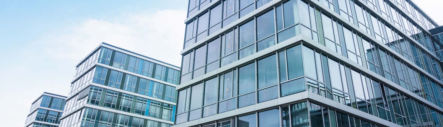 Mehrere Bürogebäude mit Glasfassaden