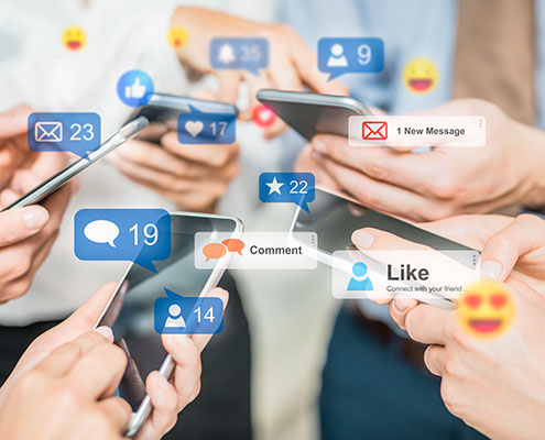 Mehrere Personen mit Smartphones und Social Media Icons: Digitalisierung im Matchingprozess